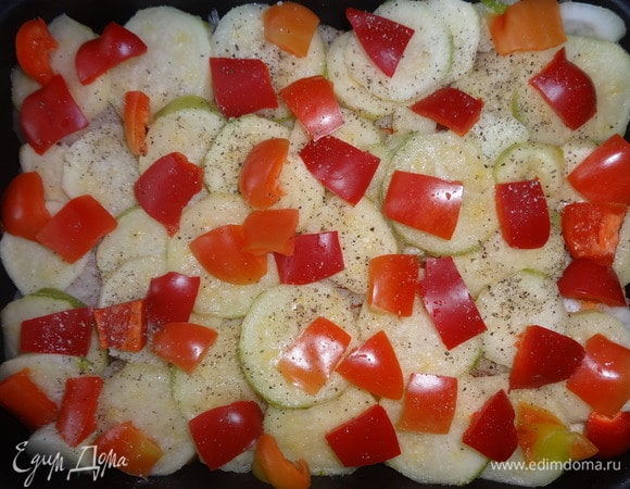 На лук положить слой кабачков, затем — перец. Немного посолить, поперчить.