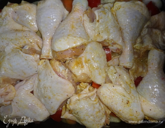 На овощи выложить куски курицы.