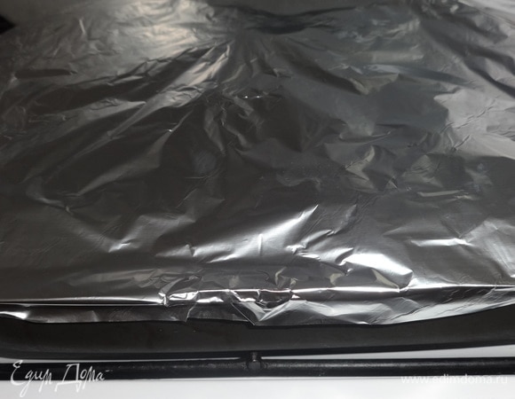 Форму закрыть фольгой и поставить в духовку, разогретую до 180°C, на 25–30 минут. Затем форму достать из духовки, осторожно снять фольгу. Поставить форму в духовку еще на 0,5 часа.