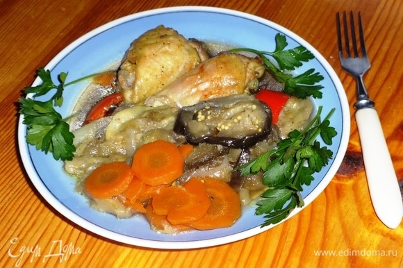 Части курицы и овощи разложить по порциям, украсить свежей зеленью. Подать к столу. Приятного аппетита!