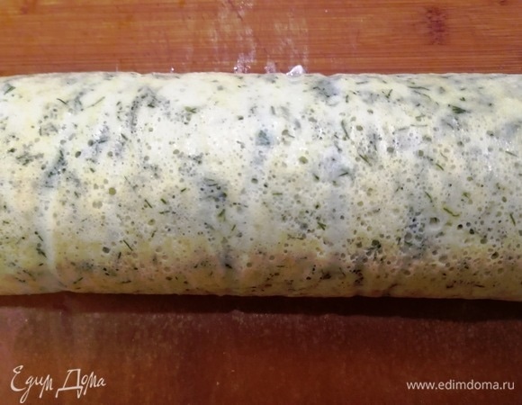 Быстро при помощи пергамента сворачиваем в рулет.