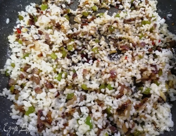 К овощной смеси добавим рис и соевый соус. Помешивая, жарим 5 минут. Гарнир готов.