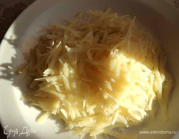 Пармезан натереть на крупной терке.