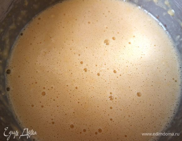 Соединить яйца, муку, перемешать венчиком, добавить воду, перемешать до однородности.