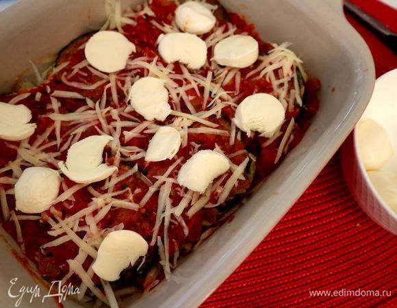 Пармезан, моцарелла, нарезанная кружочками (у меня здесь моцарелла мини).