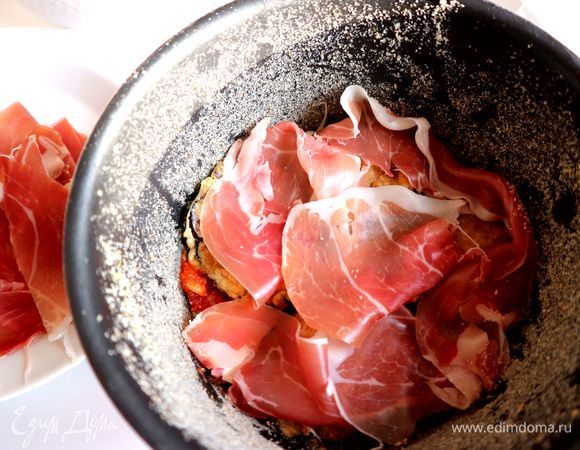 Затем — тонко нарезанная сырокопченая ветчина. Делала баклажаны пармеджано не один раз, это фото из другого варианта. Можно, конечно, приготовить и без ветчины, но она очень хорошо дополняет пармеджано, делая блюдо более насыщенным и ароматным. Можно взять варено-копченую ветчину.