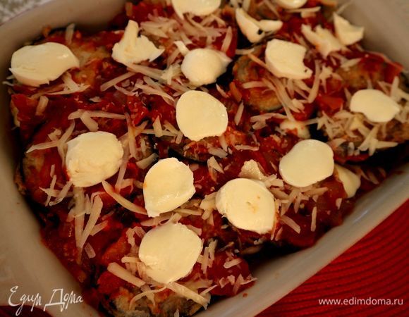 Слои повторяются. Закончить надо слоем пармезана и моцареллы, который помещается на слой соуса.