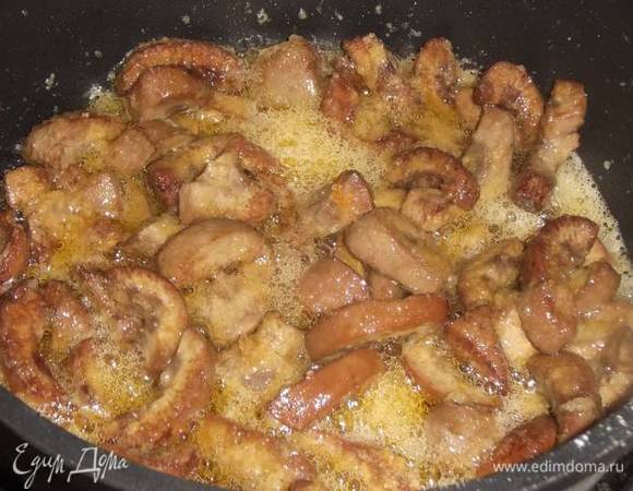 Нарезать почки, обвалять в муке и обжарить до золотистого цвета.