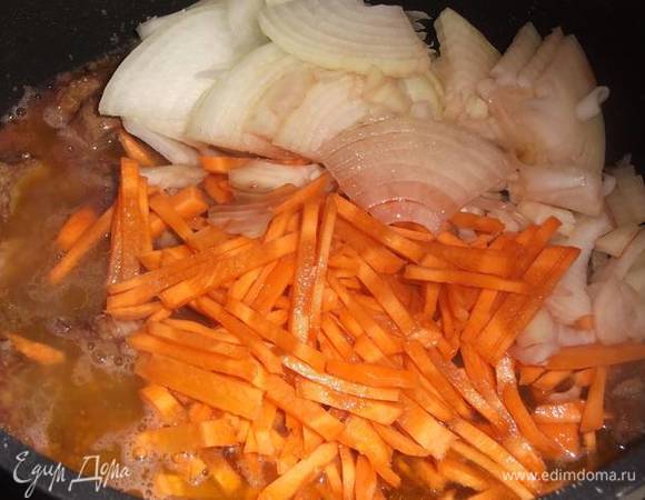 Добавить нарезанные лук и морковь. Залить вином. Добавить соль и перец. Тушить на медленном огне 40 минут под крышкой.