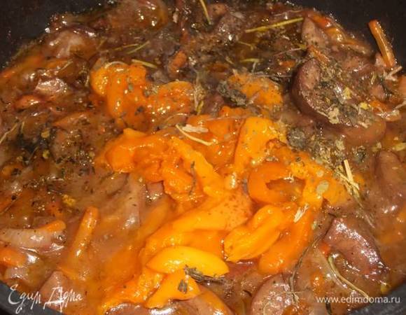 Курагу распарить. Нарезать. Добавить к почкам. Посыпать сушеной зеленью и тушить под крышкой еще 10–15 минут.