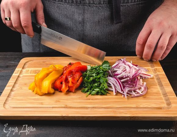 Нарежьте мелко запеченный перец, красный лук, петрушку.