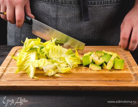 Мякоть авокадо и салатные листья нарежьте, сбрызните лимонным соком и перемешайте.