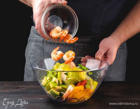 Соедините в глубокой емкости авокадо, отваренные и очищенные креветки, перец, лук, петрушку и салат.