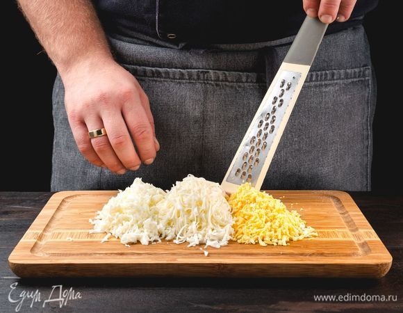 Куриные яйца отварите вкрутую, остудите. Отделите желтки от белков. Натрите на мелкой терке отдельно желтки и белки. Сыр гауда натрите на мелкой терке.