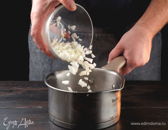 Лук нарежьте мелко и ошпарьте кипятком.