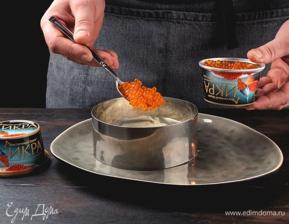 Далее выложите слой красной икры «Восточный берег».