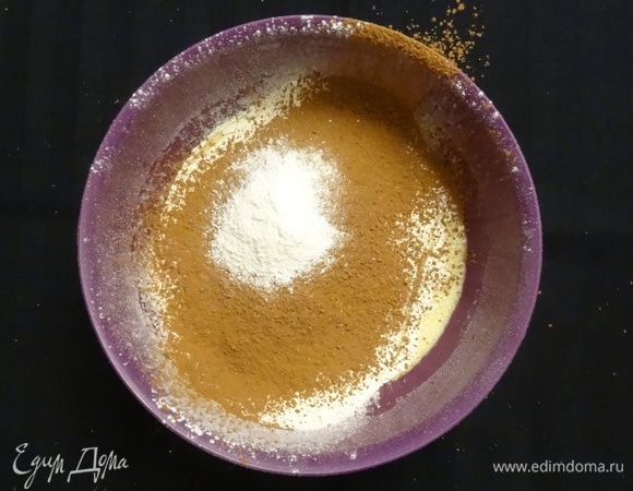 Затем добавить растительное масло, муку, какао, разрыхлитель.