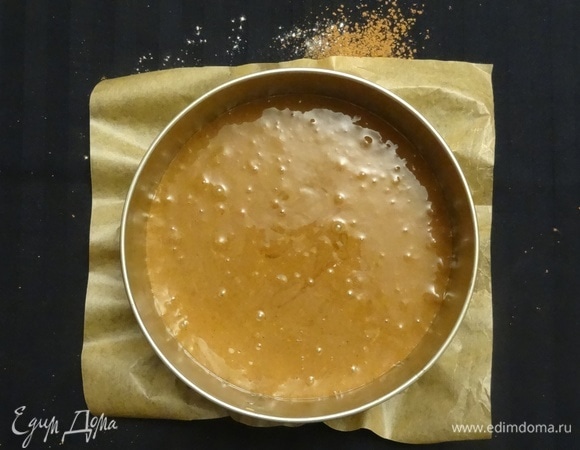 Вылить тесто в разъемную форму, дно которой нужно предварительно застелить бумагой для выпечки.