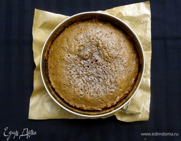 Духовку разогреть до 180°C. Выпекать 40 минут. Остудить в форме.