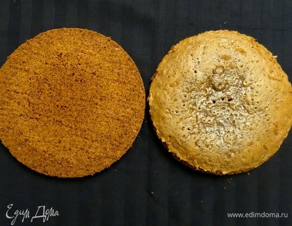 Готовый пышный бисквит аккуратно разрезать на коржи (чтобы торт имитировал печенье, мы разрезали на два).