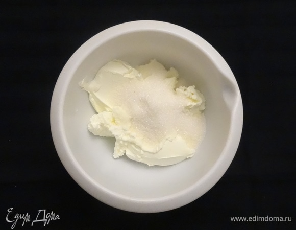 Приступаем к приготовлению крема. Творожный сыр взбить с сахаром.