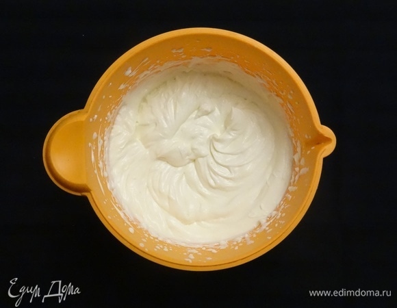 Сливки взбить и аккуратно соединить с сыром.