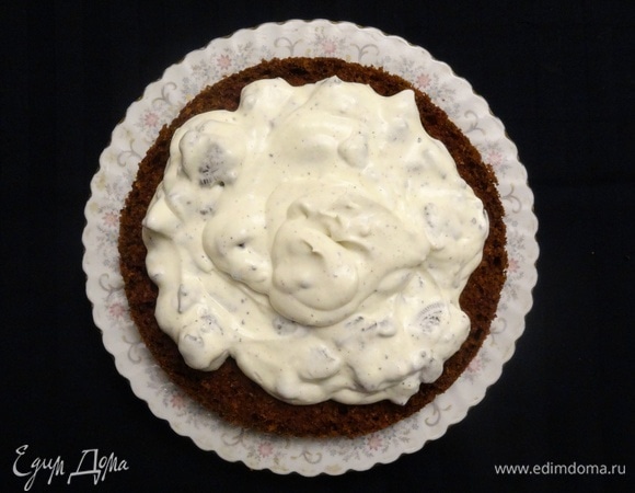 Теперь собираем сам торт. На первый корж выложить крем с печеньем.