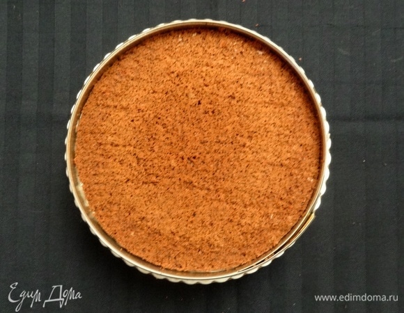 Для того, чтобы бортик торта был ровным, можно использовать кольцо от разъемной формы. Накрываем сверху вторым коржом.