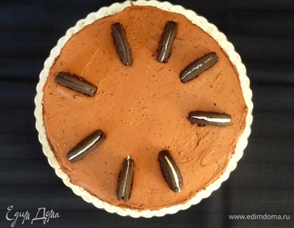 Покрываем торт сверху шоколадным кремом и декорируем половинками печенья.