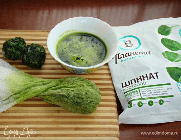 Получившуюся кашицу переложить в марлю, сложенную в два слоя, и выдавить сок. Сока для теста нам понадобится 75 мл.