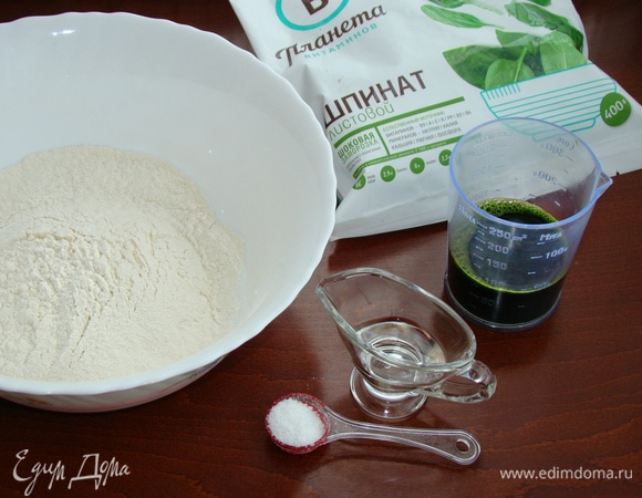 Из муки, сока шпината, растительного масла и соли замесить эластичное тесто.