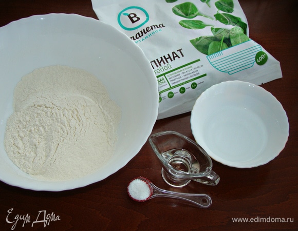 Для белого теста необходимо соль размешать в 75 мл кипятка. Затем вылить в просеянную муку, добавить растительное масло и замесить тесто.