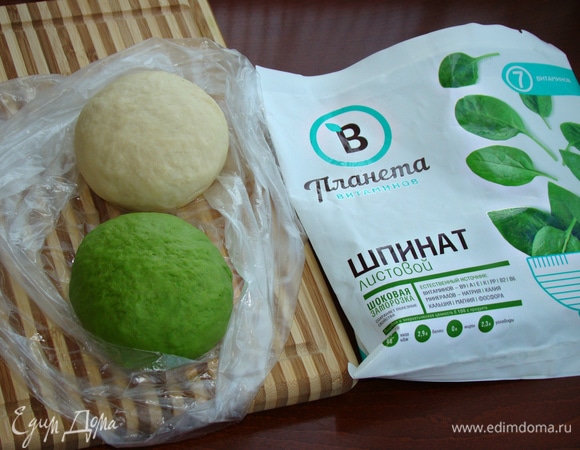 В результате получатся два вида теста. Тесто эластичное, податливое и не липнет к рукам. Завернуть в пакет и оставить на столе примерно на полчаса.