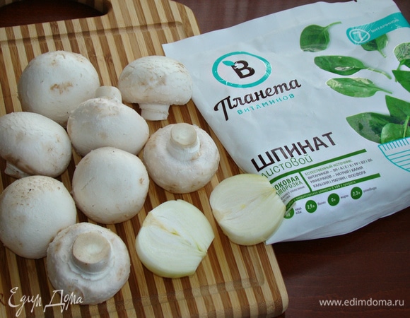 Грибы и луковицу мелко нашинковать и обжарить до золотистого цвета. Посолить и поперчить по вкусу.