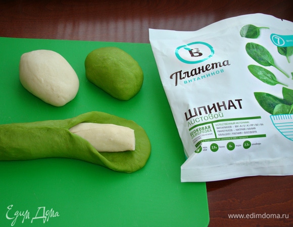 Для двух вариантов вареников каждый вид теста разделить на две части. Одну белую часть теста скатать в виде колбаски и завернуть в раскатанную часть шпинатного теста. Защипнуть края и раскатать, формируя колбаску.