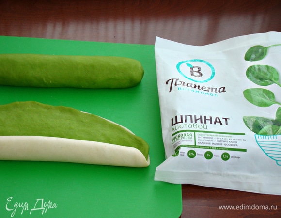 Для второго варианта раскатать оба вида теста в овал, сложить и завернуть в рулет. Если тесто плохо скрепляется между собой, то можно слегка смочить водой один из овалов, затем накрыть вторым овалом теста и свернуть в рулет.