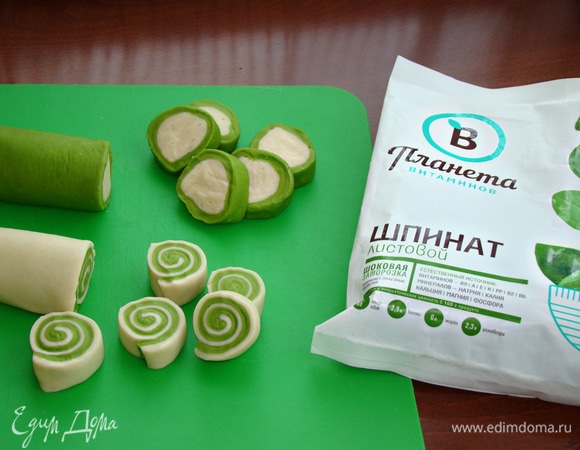 Таким образом получится два вида теста. Теперь остается их нарезать, раскатать и налепить вареничков.