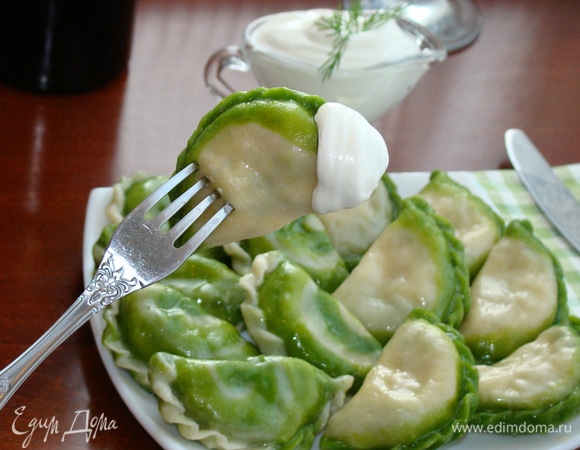 Такие вкусные и сытные вареники можно подать сразу, дополнив сливочным маслом и сметаной, или заморозить впрок.