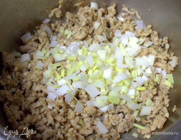 Обжарить фарш со специями, помешивая и разминая комочки, затем всыпать лук, чеснок.