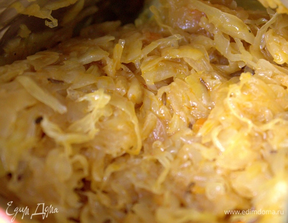 Далее автор добавила обыкновенную квашеную капусту, но у меня прикуплена моя любимая тушеная квашеная. В Латвии она очень популярна: и каждодневно, и на праздничный обед обязательно! Продают в ведерках и в пачках по 0,5 кг. Да, она подается в Латвии с колбасками или копчеными ребрышками.