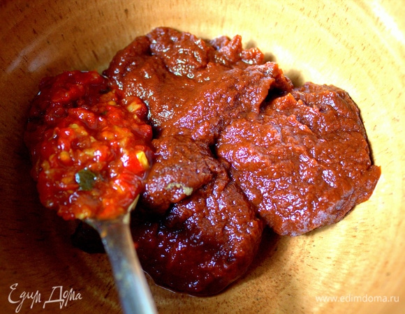 Далее нужно развести томатную пасту, и я еще добавила ложечку своей аджики (рецепт здесь: https://www.edimdoma.ru/retsepty/119257-adzhika).