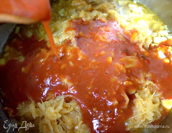 Развести стаканом воды, добавить муку или крахмал и вылить в кастрюлю. Остальную воду тоже вливаем.