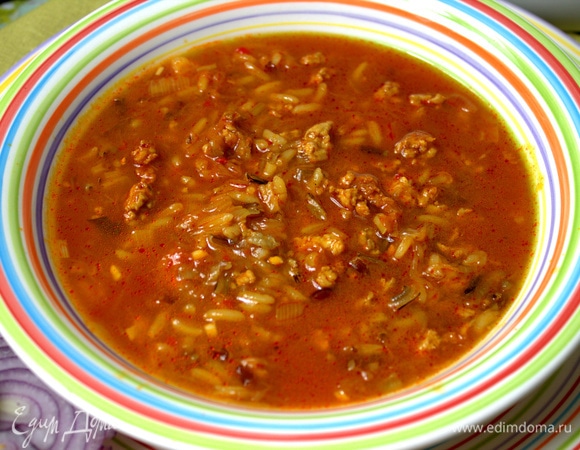 Наливаем порцию наваристого супчика в тарелку.