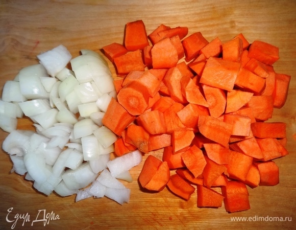 Лук и морковь очистить, вымыть, обсушить бумажным полотенцем. Нарезать морковь и лук крупными кубиками.