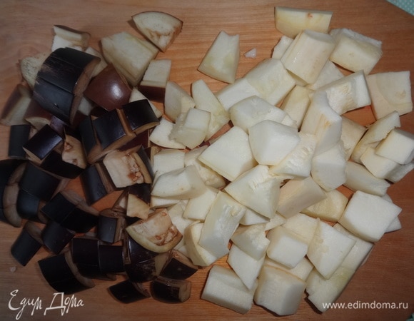 Кабачок и баклажан вымыть, обсушить. У кабачка вырезать середину с семенами. Кабачок и баклажан нарезать крупными кубиками.