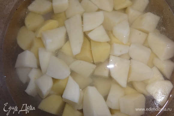 Картофель вымыть, очистить. Нарезать крупными кусочками. Положить в горячую воду и варить до полуготовности.