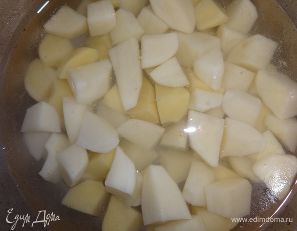Картофель вымыть, очистить. Нарезать крупными кусочками. Положить в горячую воду и варить до полуготовности.