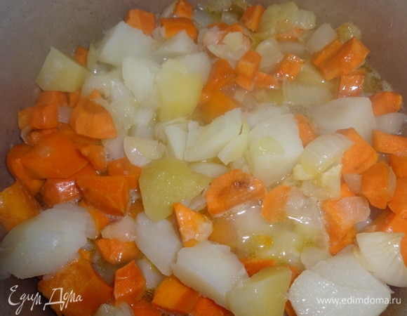 Обжаренные лук с морковью выложить в кастрюлю с картошкой.