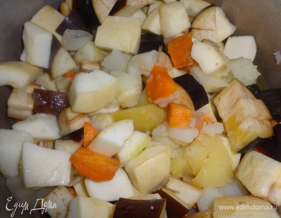 Положить в кастрюлю нарезанные кабачок и баклажан. Продолжать варить на медленном огне до мягкости овощей.