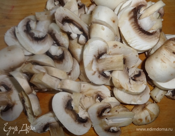 Шампиньоны вымыть, обсушить. Нарезать вдоль тонкими пластинами.